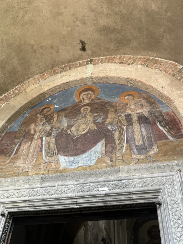 Исторические фрески внутри собора Светицховели, Мцхета.