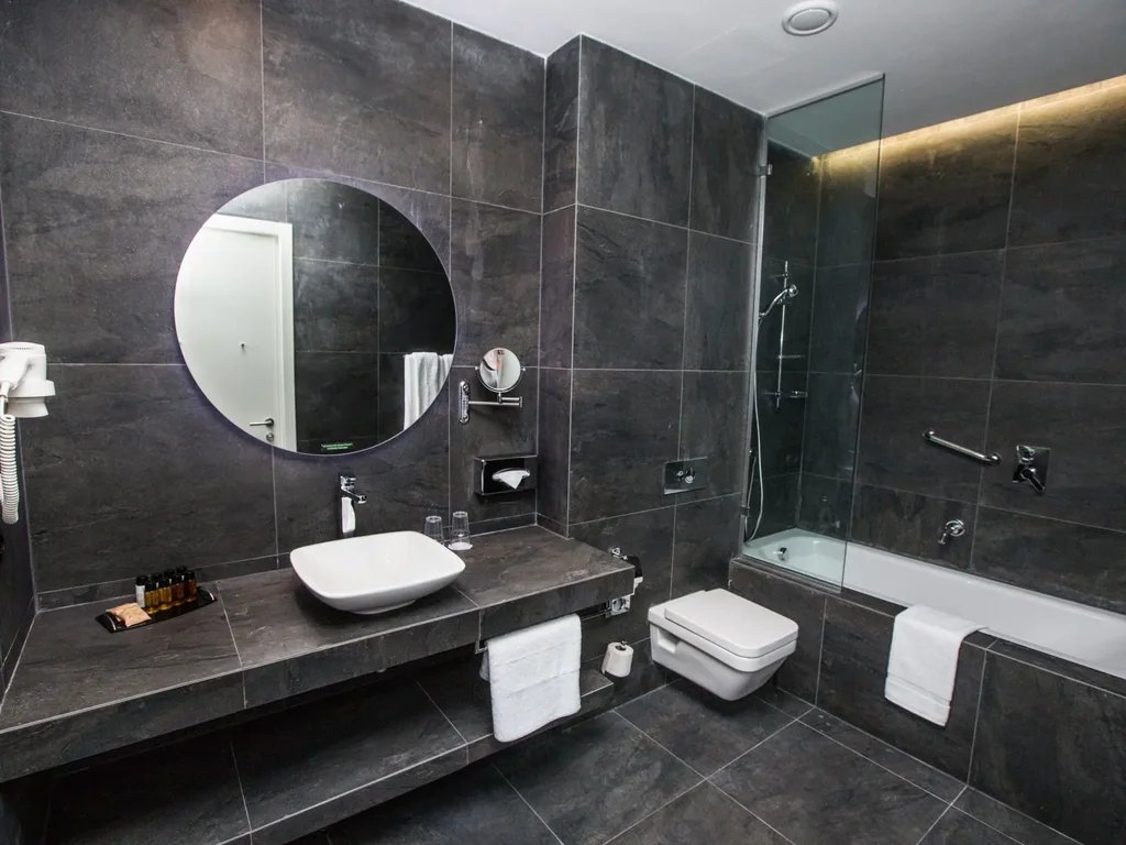 Holiday Inn Telavi — Bathroom
