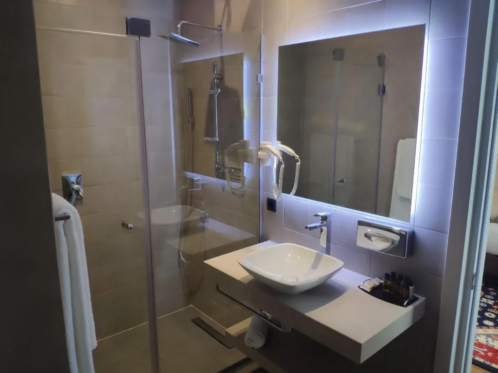 Holiday Inn Telavi — Bathroom