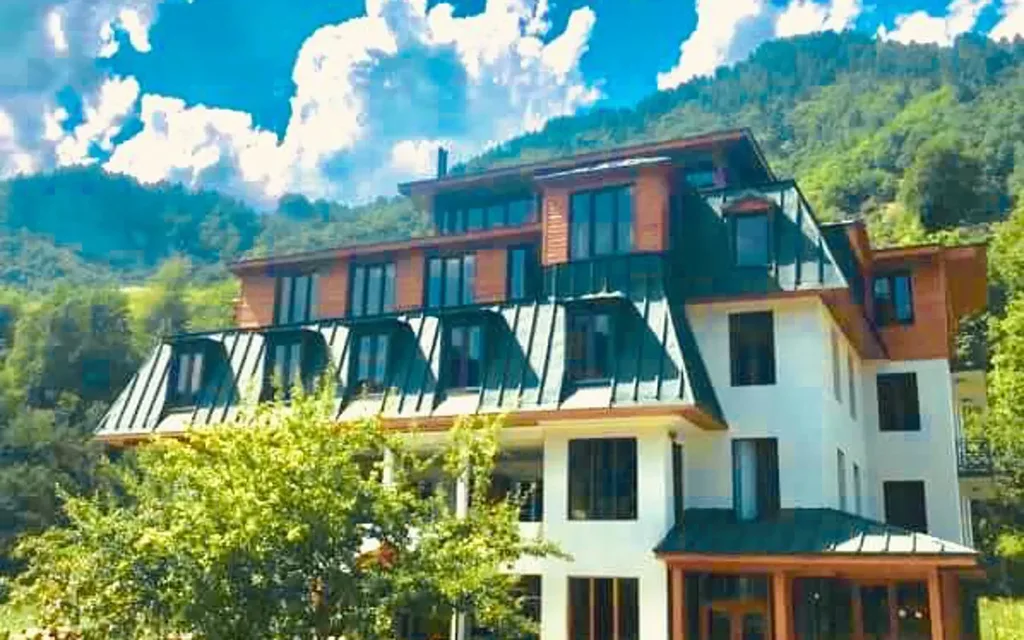 Latour Mestia — Hotel exterior