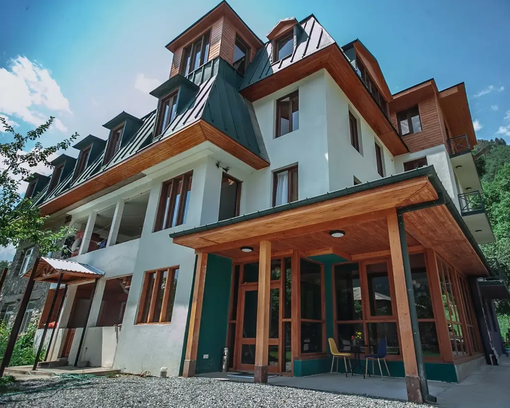 Latour Mestia — Hotel exterior