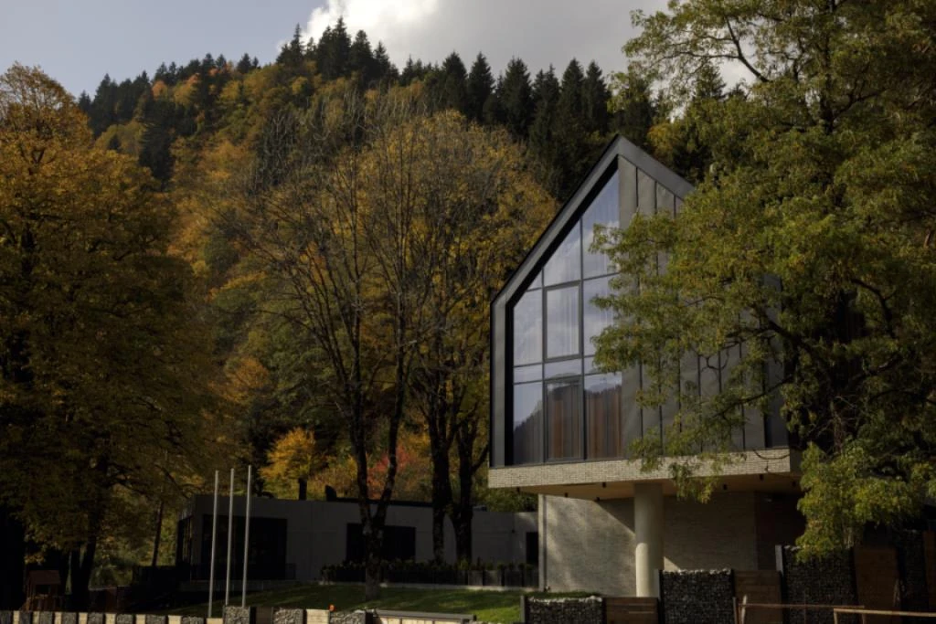 Manino Utsera: hotel exterior among the trees.